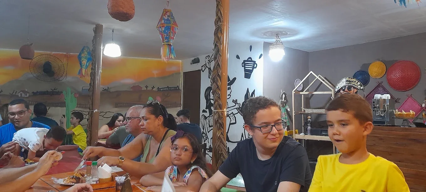 Salão da Casa Grill Restaurante cheio, com clientes reunidos em família em ambiente decorado