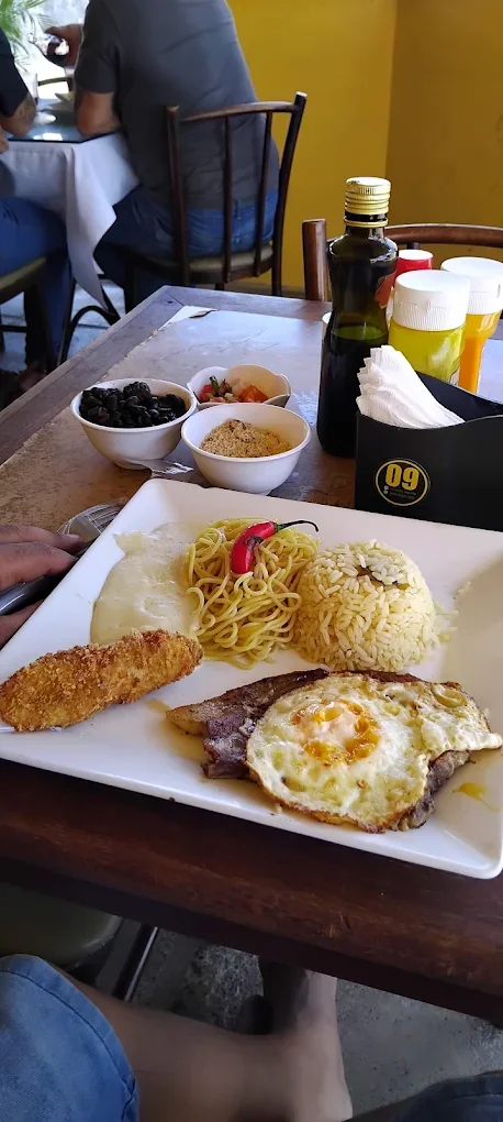 Prato executivo com carne grelhada, ovo, talharim, arroz e milanesa