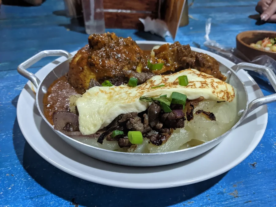 Queijo coalho grelhado sobre purê, com carne acebolada e molho da casa