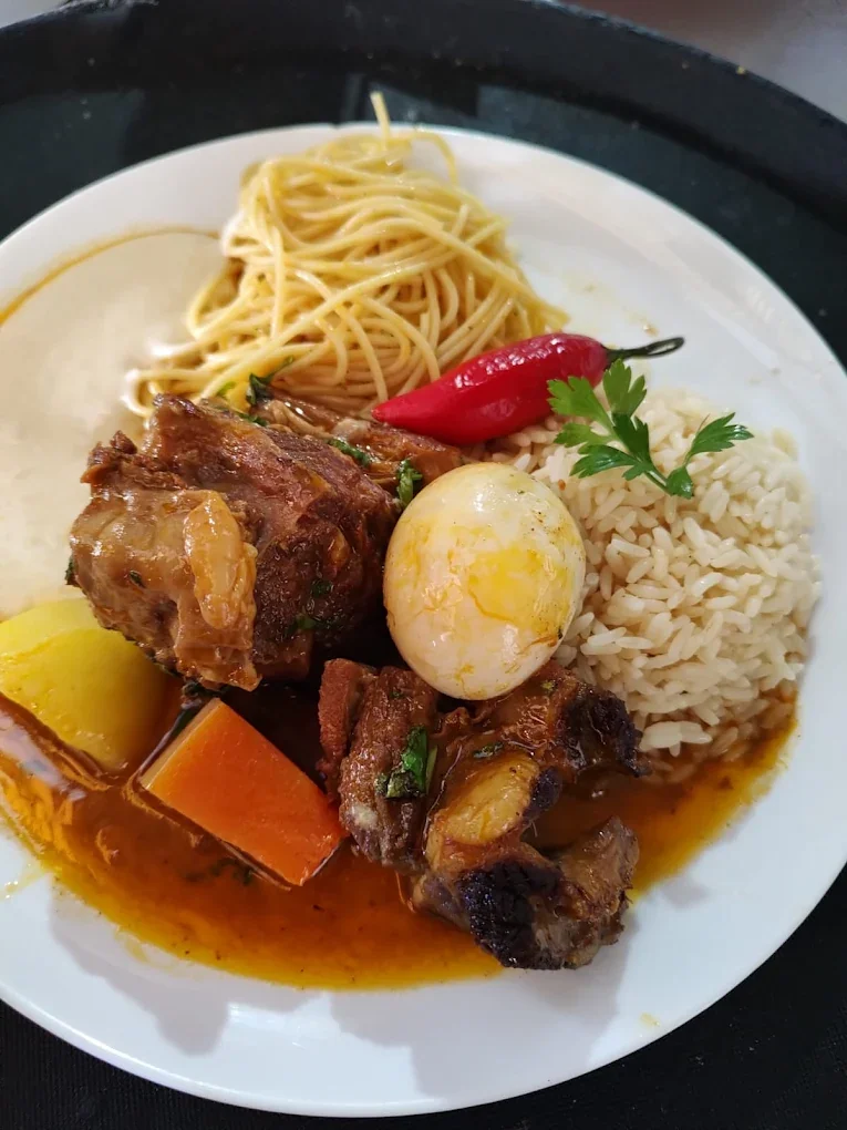 Rabada com arroz, talharim, ovo cozido e pimenta